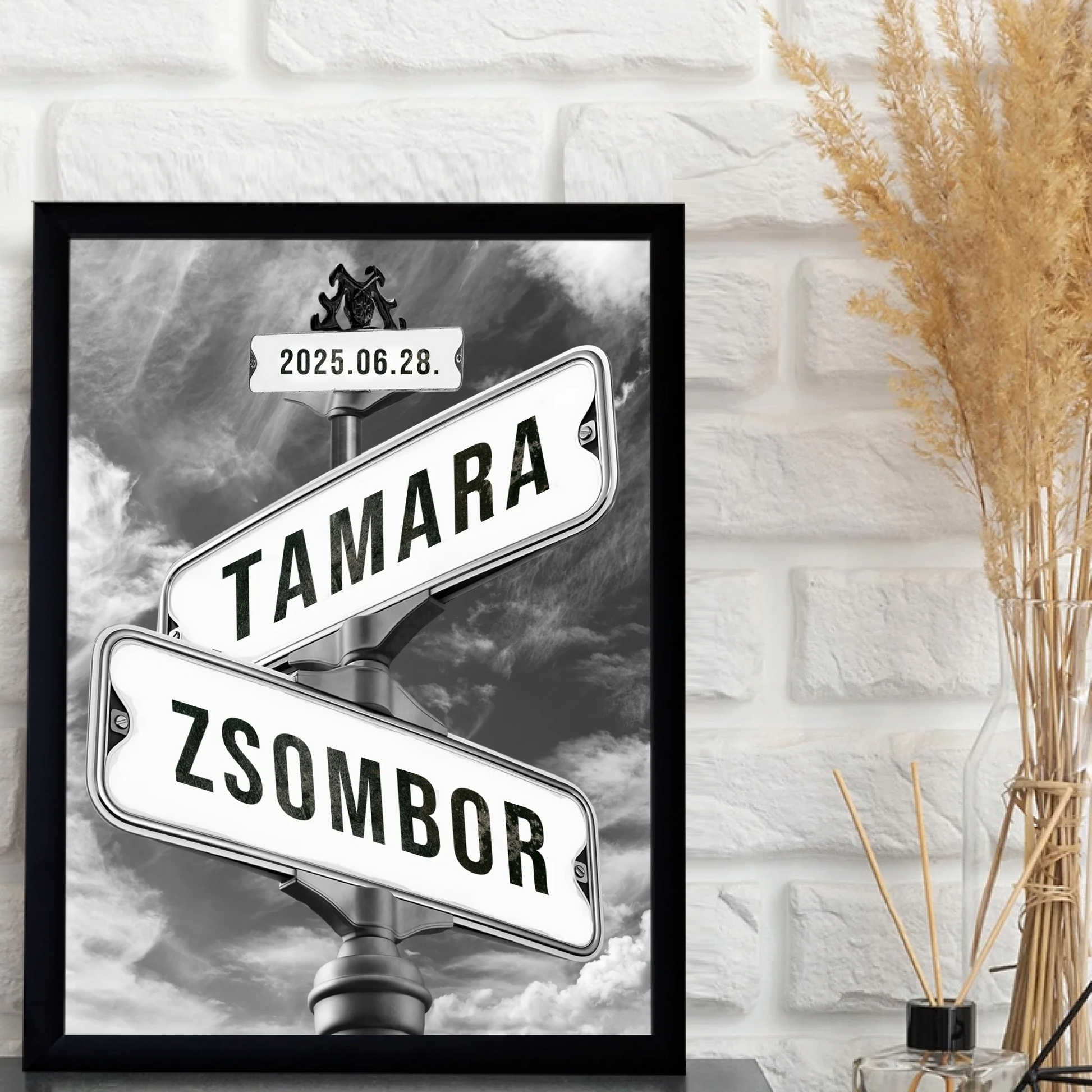 1-egyedi-ajandekok-frame-mockup-fekete